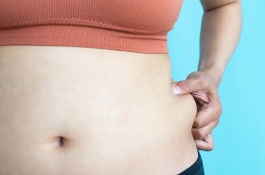 Göbekli şişman kadın.