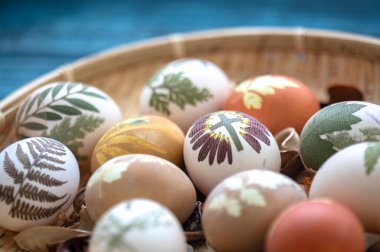 Ahşap arka planda boyanmış Paskalya yumurtaları