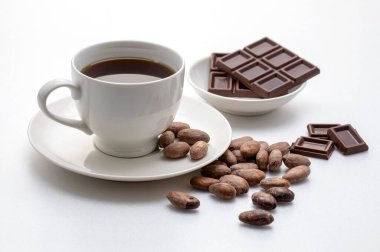 Beyaz arka planda çikolatalı bir fincan kahve.