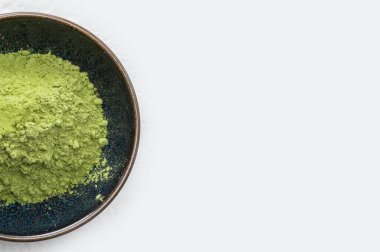 Beyaz arkaplanda yeşil kibrit tozu