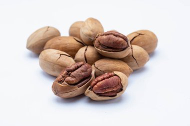 Beyaz arka planda izole edilmiş ceviz yığını