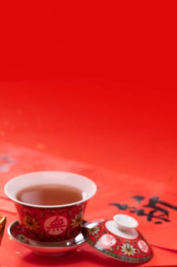 Çin çay seremonisi, kırmızı arka planda çay fincanı 