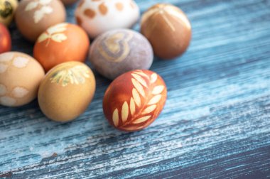 Ahşap arka planda boyanmış Paskalya yumurtaları