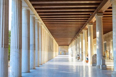 Antik Yunan tapınağının kalıntıları sütunlarla 