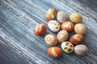 Ahşap arka planda boyanmış Paskalya yumurtaları