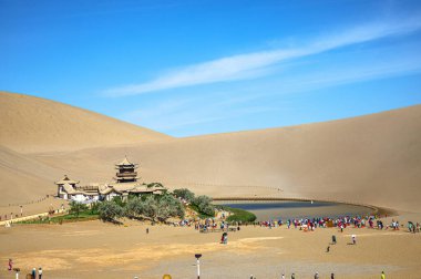 Deve kervanı Sahra Çölü, Fas 'taki kum tepelerinden geçiyor.