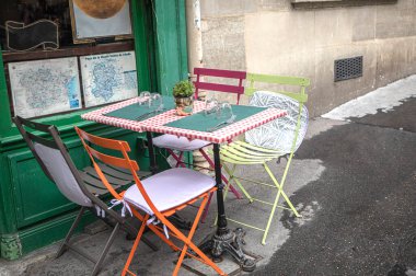 Restoranda masalar ve rahat sandalyeler.