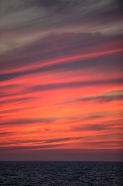 Denizin üzerinde güzel bir gün batımı