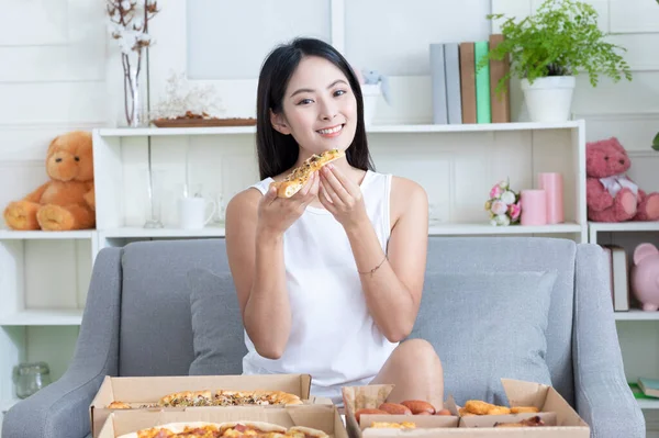 Magro Bela Asiática Mulher Com Pizza Fast Food Conceito — Fotografia de Stock