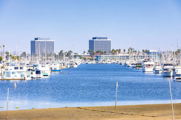 Güneşli bir günde şehrin manzarası, rıhtım ve liman