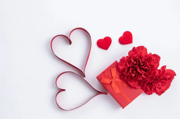 Fundo Dia Dos Namorados Com Cravos Vermelhos Caixa Presente Corações — Fotografia de Stock