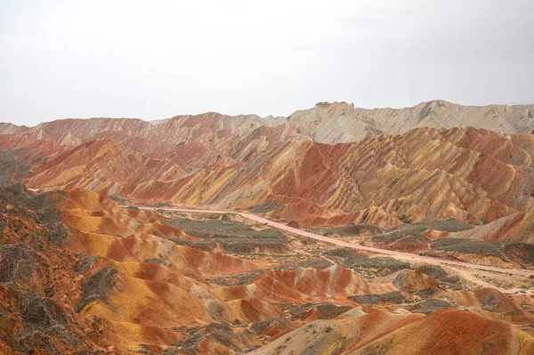 Kızıl dağları olan güzel bir manzara 