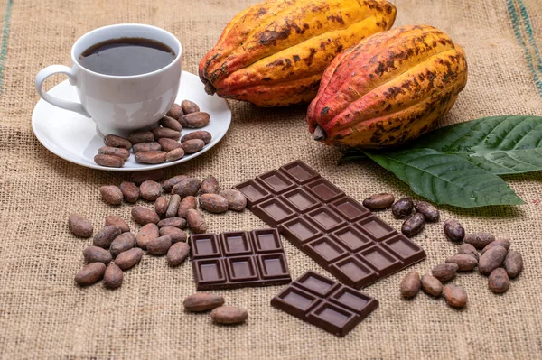 Tahta Arka Planda Çikolata Kakao Çekirdekleri — Stok fotoğraf