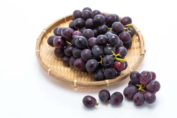 Frische Reife Trauben Einem Korb Auf Weißem Hintergrund — Stockfoto