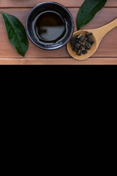 Травяной Чай Чашка Зеленые Листья Деревянном Фоне — стоковое фото