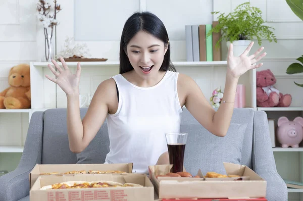 Magro Bela Asiática Mulher Com Pizza Fast Food Conceito — Fotografia de Stock
