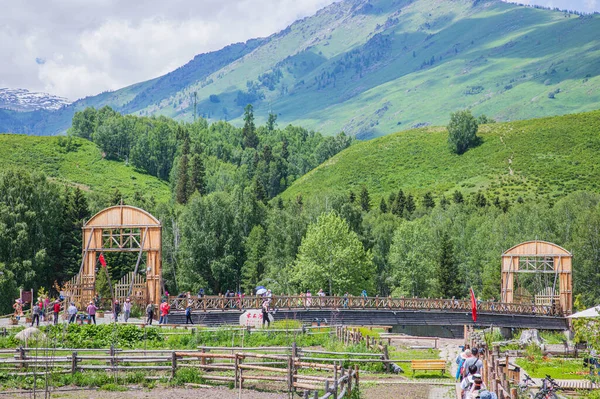 Amazing Landscape Green Mountains People Walking Wooden Bridge — Stock Fotó