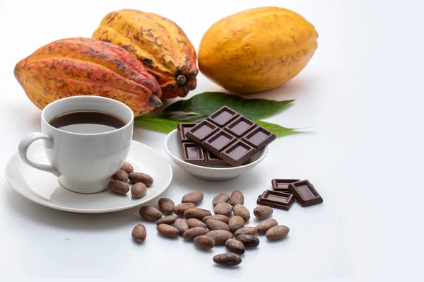Filiżanka Kawy Ciemne Batoniki Czekoladowe Naturalne Ziarna Kakaowe Białym Tle — Zdjęcie stockowe