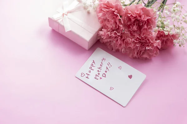 Открытка День Матери Красивыми Розовыми Цветами Подарочной Коробкой — стоковое фото