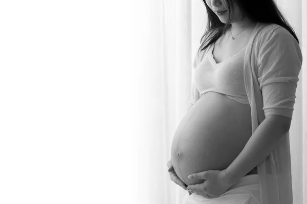 浅色背景的白色小腹孕妇 — 图库照片