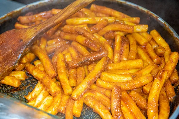 프라이팬에서 감자칩을 조리하는 — 스톡 사진
