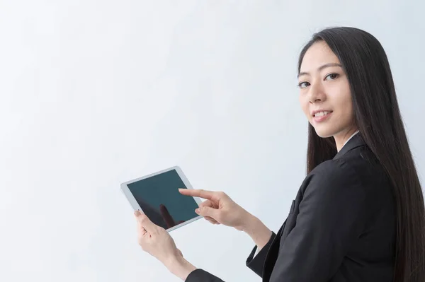 Mulher Negócios Asiática Usando Tablet Digital — Fotografia de Stock