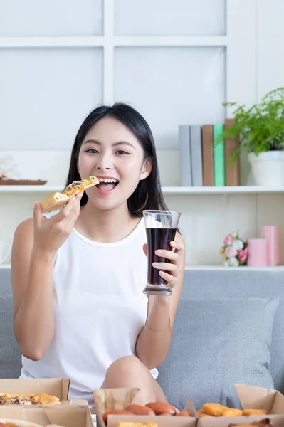 Slanke Mooie Aziatische Vrouw Met Pizza Cola Glas Fast Food — Stockfoto