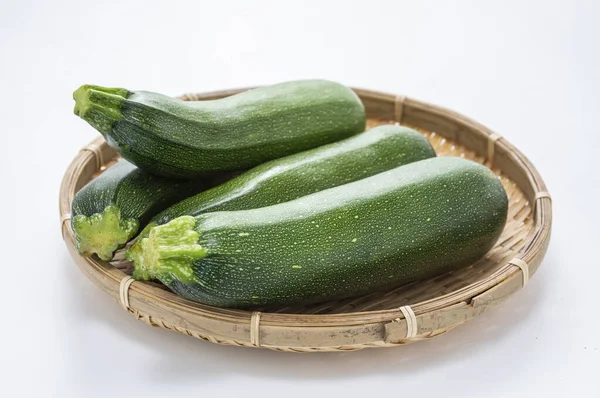 Fris Groen Courgette Een Mandje Een Witte Achtergrond — Stockfoto