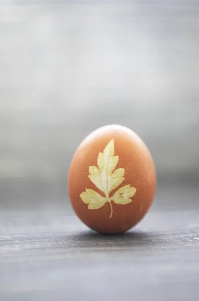 Ovo Páscoa Pintado Sobre Fundo Madeira — Fotografia de Stock