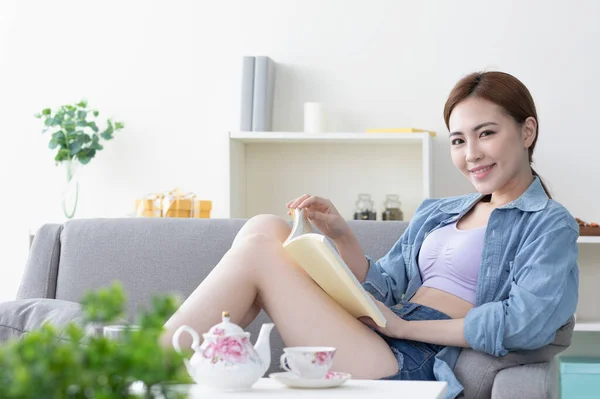 Chica Feliz Con Libro — Foto de Stock