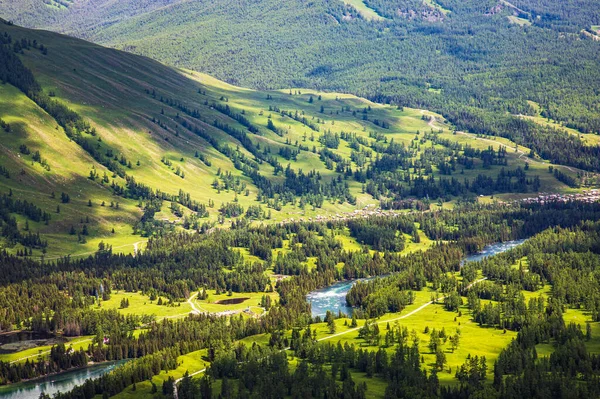 Όμορφο Τοπίο Πράσινα Βουνά Ποτάμι Και Γαλάζιο Ουρανό Την Ηλιόλουστη — Φωτογραφία Αρχείου