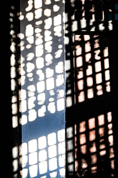 Eski metal şebekenin gölgesi 