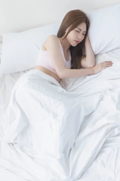 Wanita Muda Tidur Tempat Tidur — Stok Foto