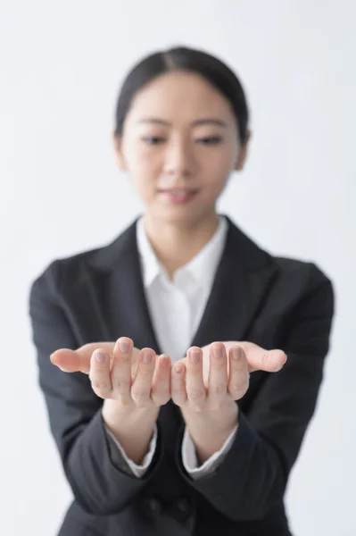 손으로 질하는 매력적 아시아 사업가 — 스톡 사진