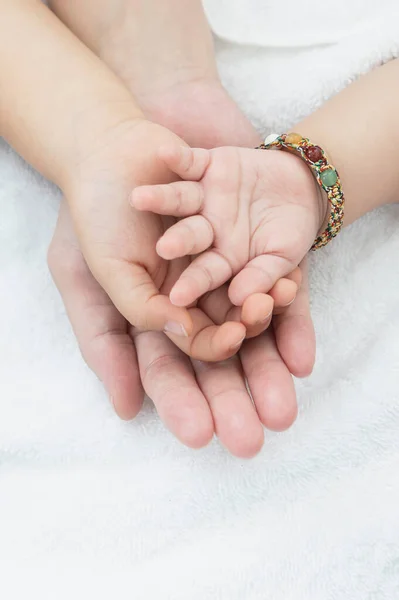 Close Hands Woman Holding Baby Hands — Stock Photo, Image