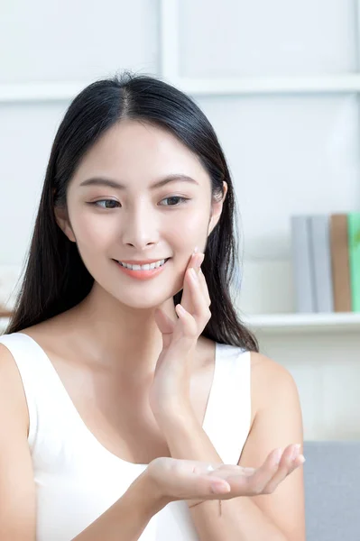 Attractive Asian Girl Skin Cream Beauty Concept — 图库照片