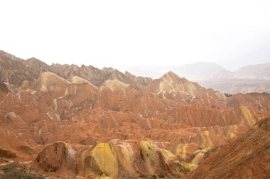 Kızıl dağları olan güzel bir manzara 