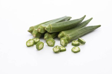 Beyaz arka planda taze yeşil acı kabak