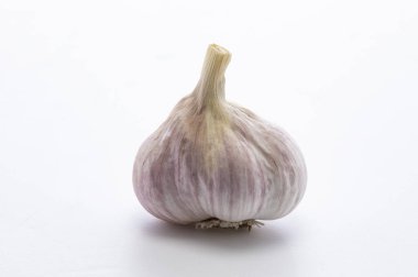Beyaz arkaplanda sarımsak izole edilmiş.