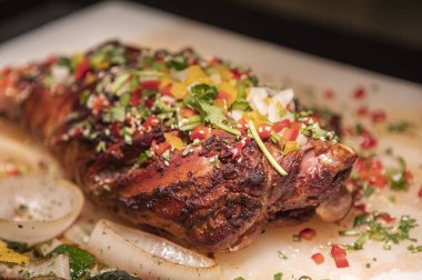 Sebze ve baharatlı ızgara biftek.