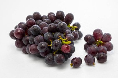 Beyaz arkaplanda izole edilmiş kırmızı üzümler.