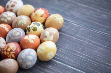 Ahşap arka planda boyanmış Paskalya yumurtaları