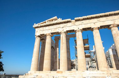 Antik Yunan tapınağının kalıntıları sütunlarla 