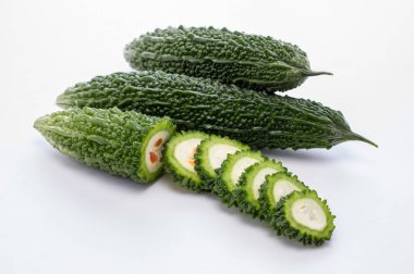 Beyaz arka planda izole edilmiş acı kabaklar