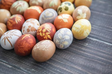 Ahşap arka planda boyanmış Paskalya yumurtaları