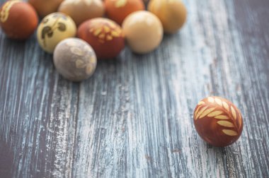 Ahşap arka planda boyanmış Paskalya yumurtaları