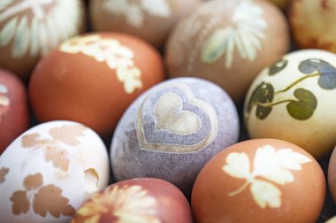 Ahşap arka planda boyanmış Paskalya yumurtaları