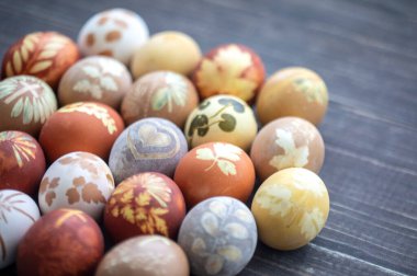 Ahşap arka planda boyanmış Paskalya yumurtaları