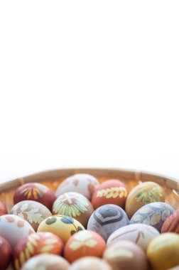 Beyaz arka planda boyanmış Paskalya yumurtaları