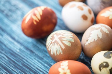 Ahşap arka planda boyanmış Paskalya yumurtaları